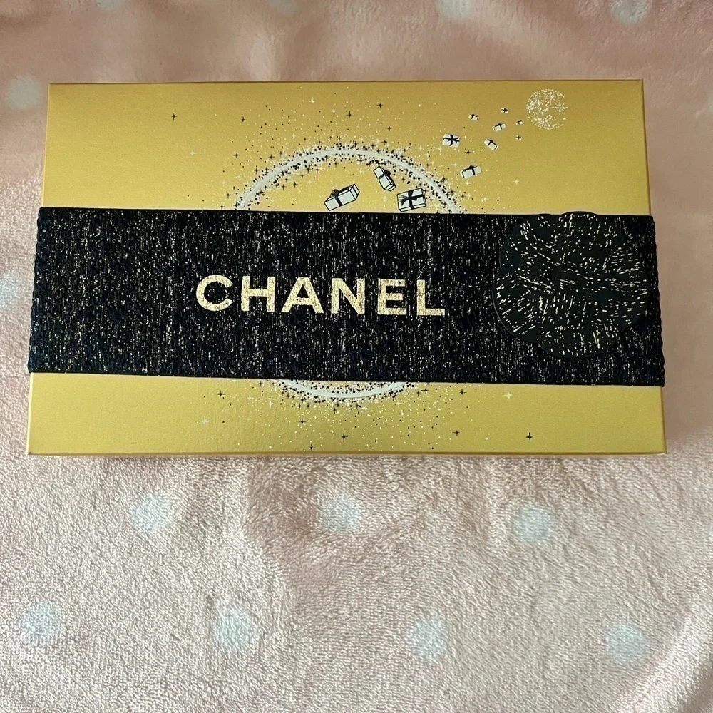 CHANEL• Eye Essential Set Holiday Gift set
